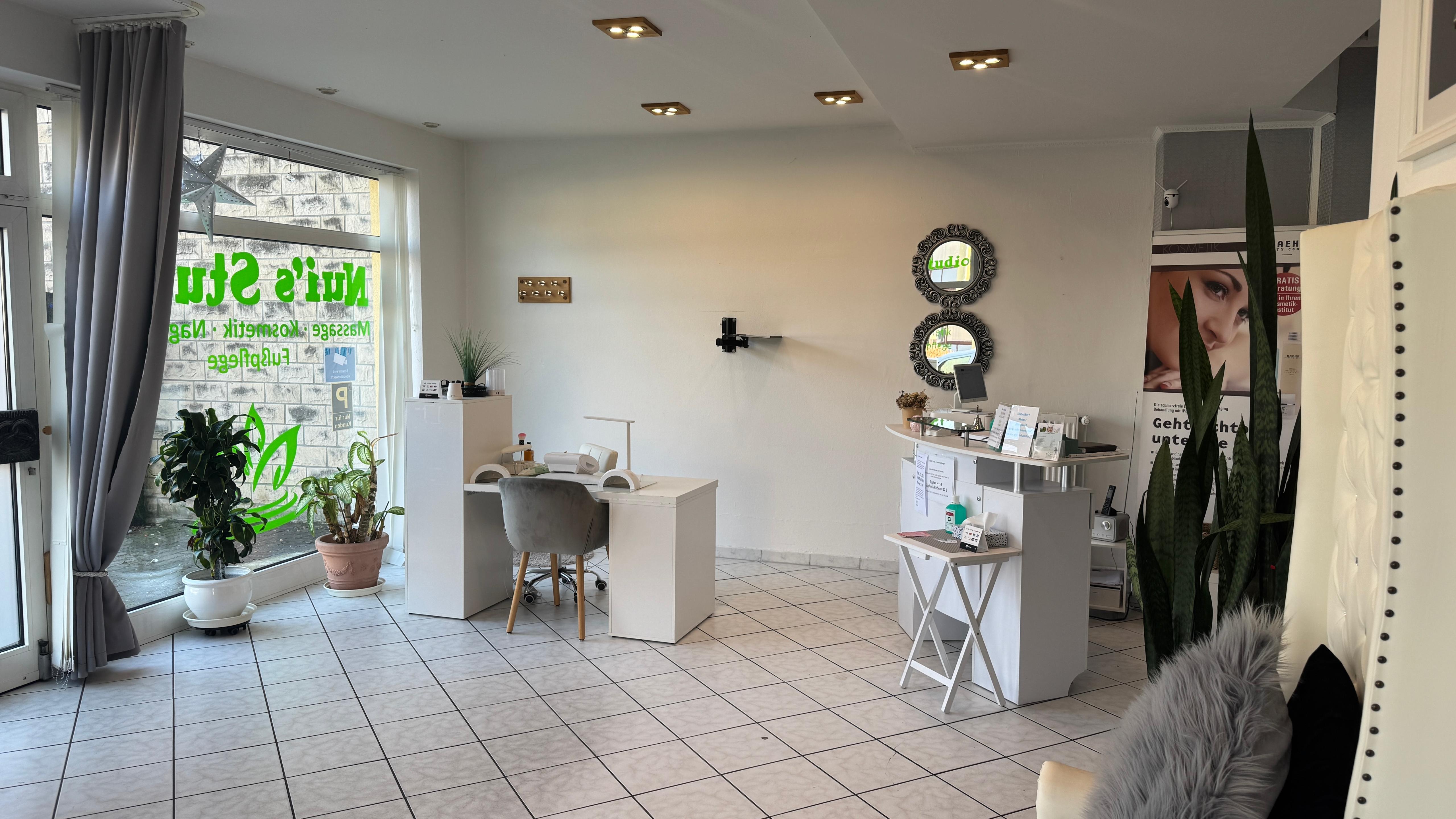 Maniküre- und Kassenbereich im Nui's Studio